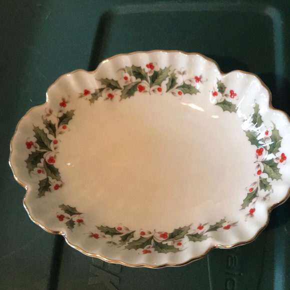 Holly Yuletide oval bon bon dish - Picture 2 of 5
